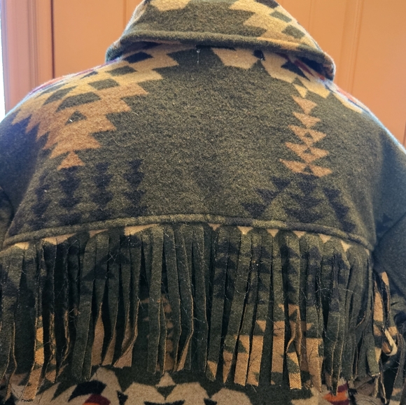 Stylish Patterned Aztec Jacket - Picture 4 of 12